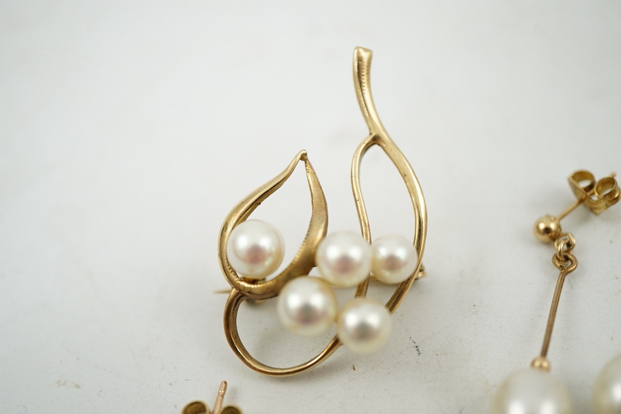 A group of cultured pearl jewels, comprising: two pairs of cultured pearl drop earrings, longest 3cm, mounted in gold; and two cultured pearl brooches mounted in 9ct gold, longest 4.1cm, British hallmarks, combined gross